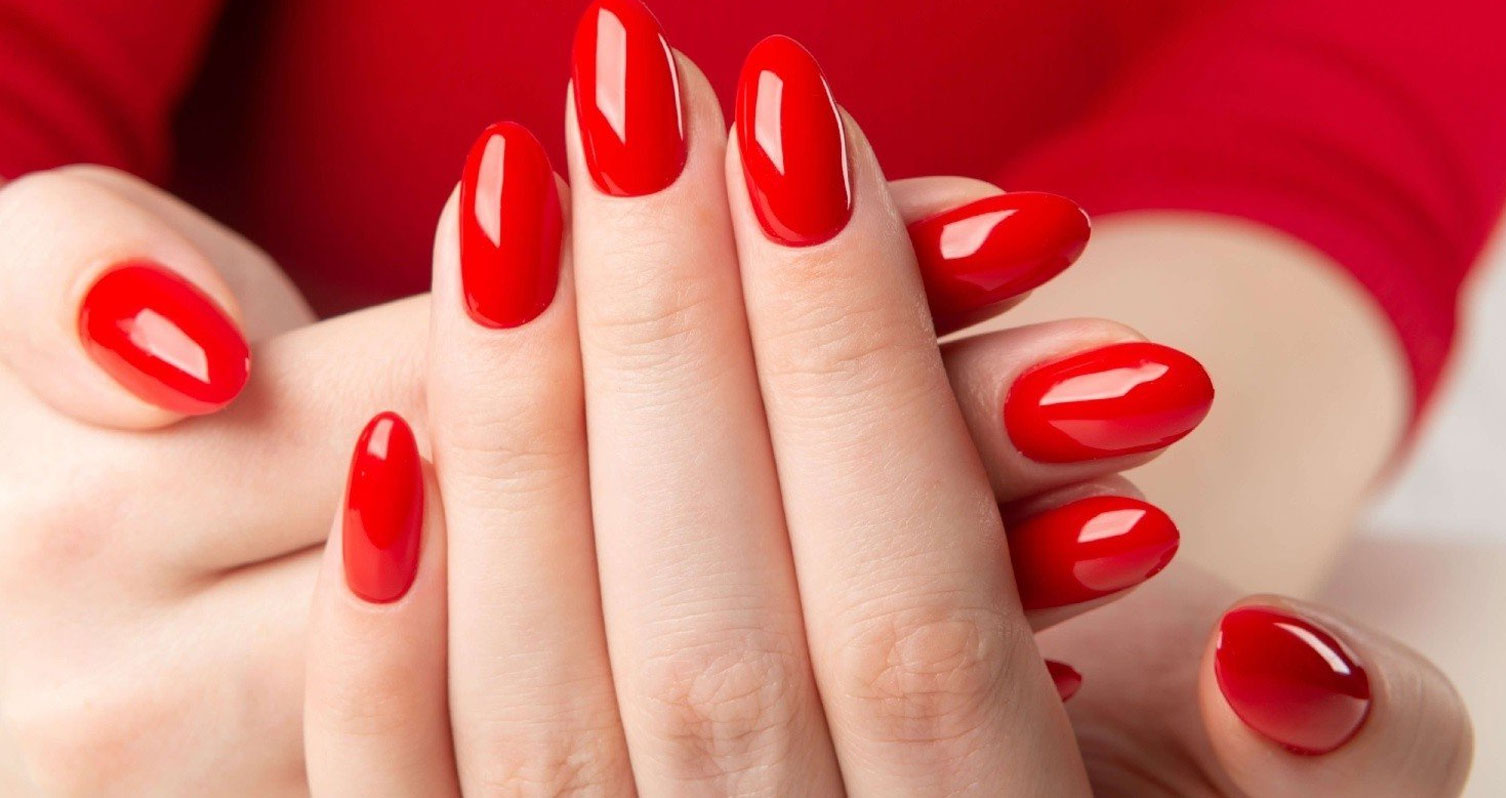 El rojo festivo: Elegancia y pasión en tus uñas este verano