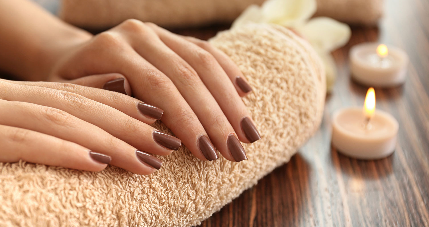 Elegancia natural: explora la belleza del marrón en tus uñas este verano
