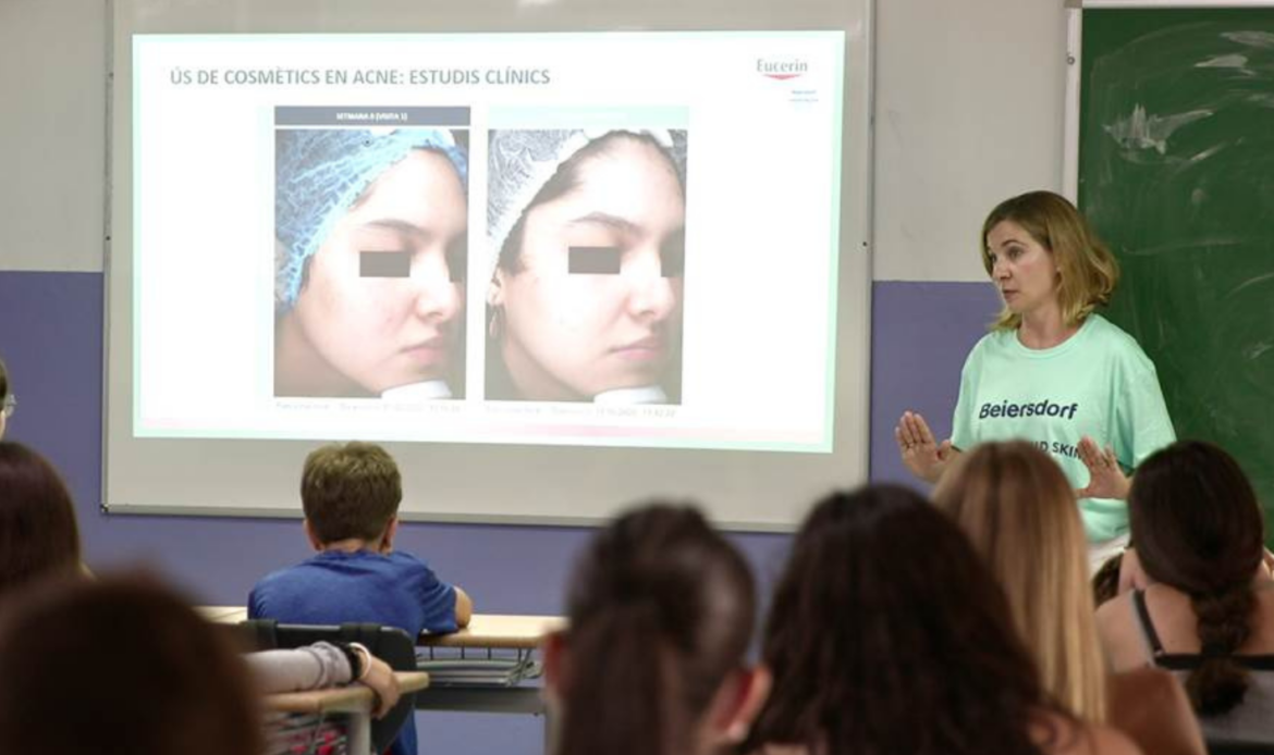 Más de 4000 alumnos de ESO y bachillerato se forman sobre el impacto que causa el acné en la adolescencia