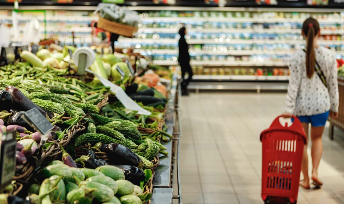 Los españoles priorizan frutas y verduras en su cesta de la compra y reducen la presencia de procesados y bollería