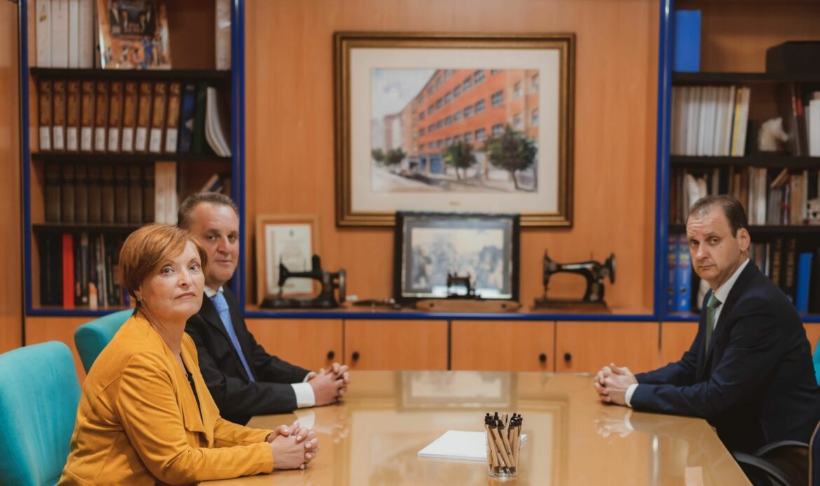 La familia Sierra Sánchez recibe el premio ‘Familia Empresaria de Asturias’ que reconoce la trayectoria empresarial de Obrerol