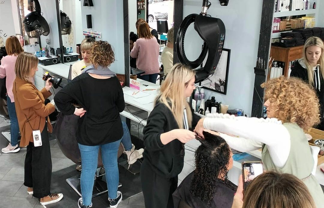 Lino Curly presenta sus nuevos cursos de peluquería: capacitación en métodos de cuidado para el cabello rizado al alcance de todos