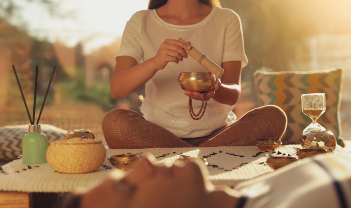 La tienda online Holística Campus es una plataforma que promueve la salud y el bienestar integral a través de cursos de terapias alternativas y energéticas