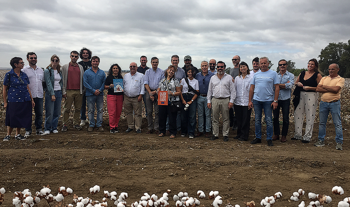 Representantes de los sectores algodonero y de la moda visitan los campos de algodón andaluces con EUCOTTON