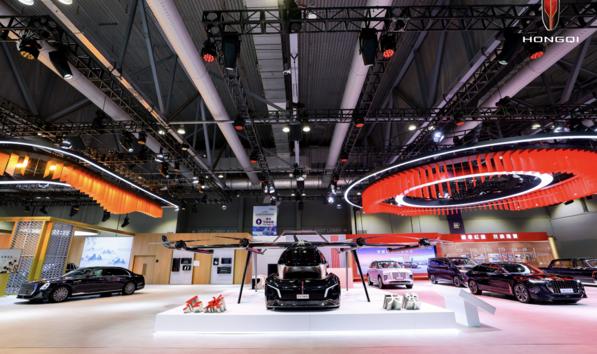 Cuando el Girasol Dorado se encuentra con la Bauhinia: HONGQI presenta el lujo oriental en la Exposición Internacional de Automoción y Cadena de Suministro 2025 (Hong Kong)