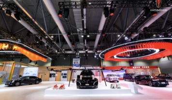 Cuando el Girasol Dorado se encuentra con la Bauhinia: HONGQI presenta el lujo oriental en la Exposición Internacional de Automoción y Cadena de Suministro 2025 (Hong Kong)