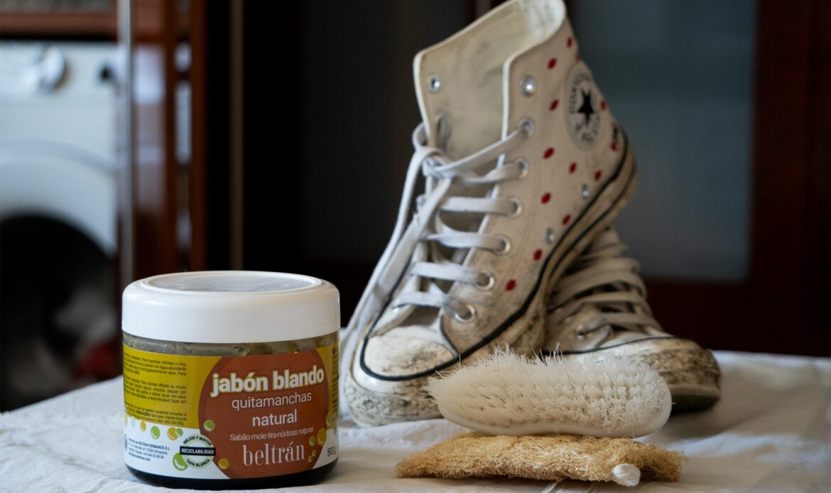 La empresa centenaria Jabones Beltrán ofrece una solución sencilla para conseguir unas zapatillas blancas