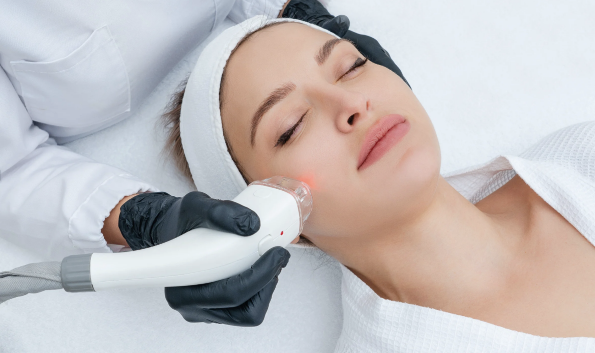 Dra. Ana Melero, jefa de la Unidad de Medicina Estética y Láser de Policlínica Gipuzkoa: «El láser dermatológico actual nos permite tratar cicatrices y manchas de forma más precisa, segura y con una recuperación más rápida»