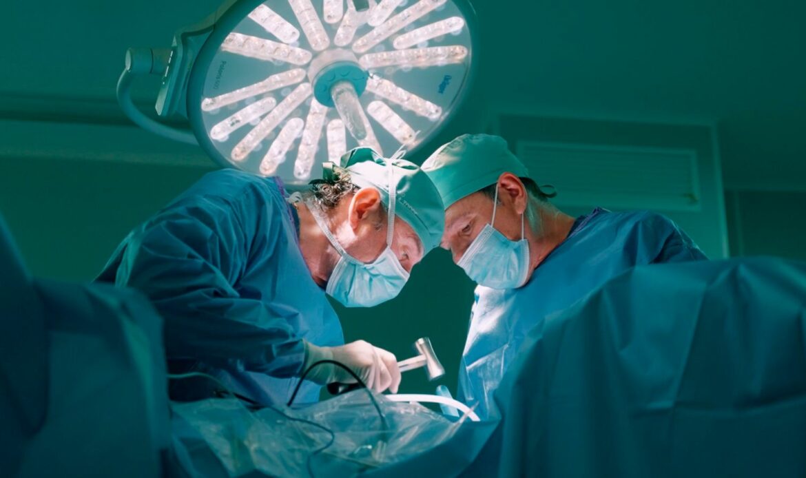 Neurocirujanos de Vithas advierten sobre el dolor de espalda, una de las principales causas de baja médica