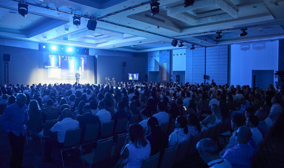 Salerm Cosmetics reúne a más de 600 profesionales internacionales en una espectacular gala de tendencias