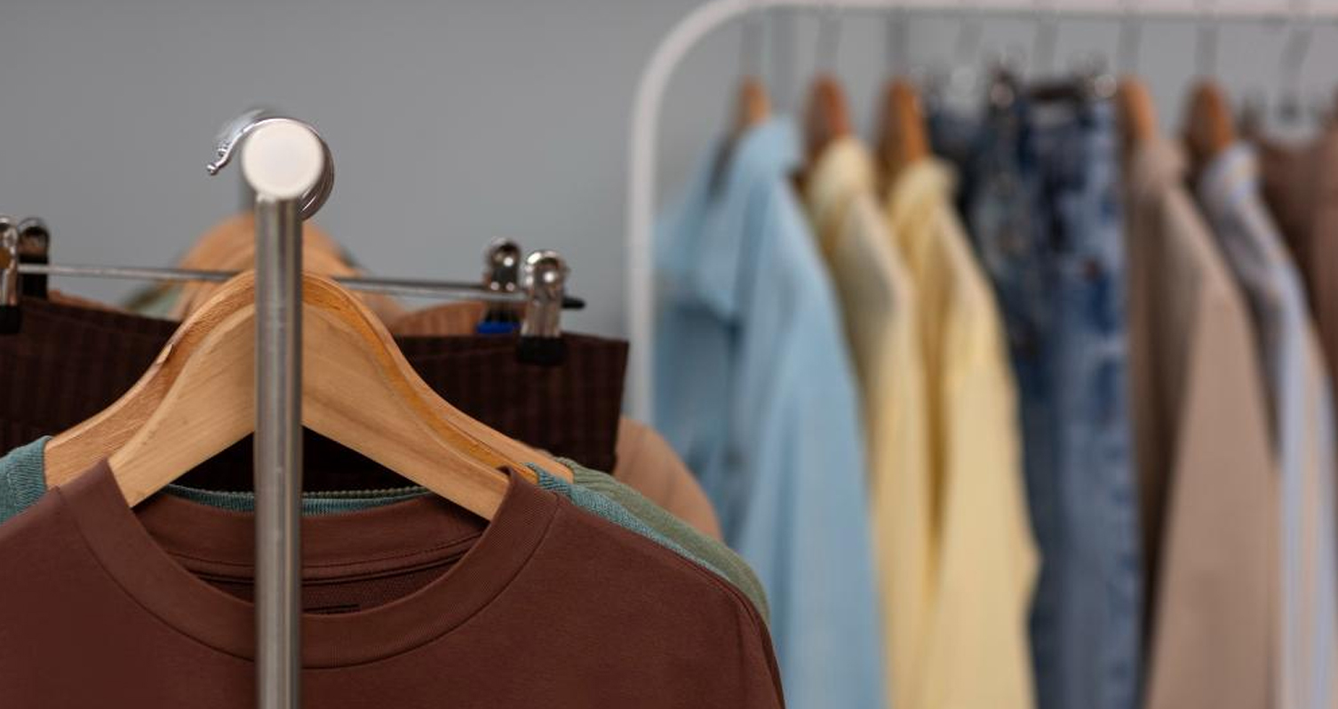 Cómo elegir la percha ideal según el tipo de ropa Cómo elegir la percha ideal según el tipo de ropa